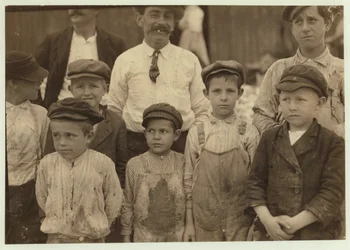 Caçadores de camarão de 5 e 8 anos no Dunbar, Lopez, Dukate Co, Biloxi, Mississippi, 1911