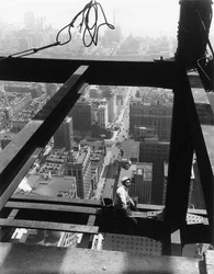 Sentado na viga, o Empire State Building, de 1930