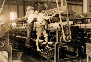 Rapazes nos fusos de uma fábrica de algodão na Geórgia, c. 1909