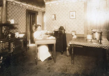 Mulher, inserindo, cerdas, em, escovas dente, em, dela, cozinha, c.1912