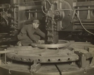 Trabalhador numa máquina de moer