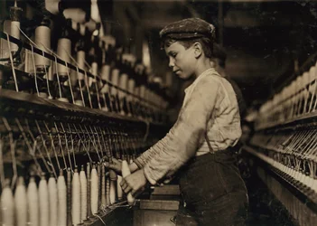 Jovem rapaz trabalhando como Doffer no Globe Cotton Mill, Augusta, Geórgia, EUA, c.1909