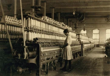 Young Teen Girl Trabalhando como Spinner em Cotton Mill, West, Texas, EUA, c. 1913