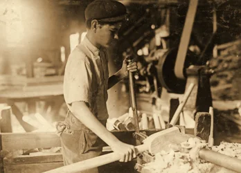 Menino jovem, em, um, oficina, c.1936