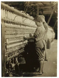 Jovens doffers substituindo bobinas cheias em North Pownal, Vermont, 1910