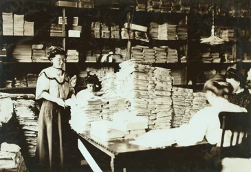 Mulheres jovens, classificando, papeis, em, um, despacho, c.1905