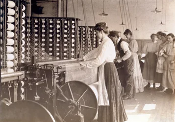 Jovens mulheres a trabalhar numa máquina de fiar numa fiação de algodão, Carolina do Sul, 1908