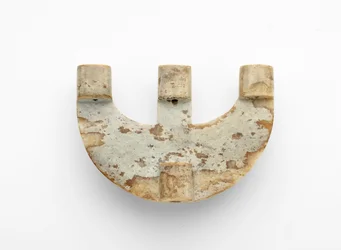 Pingente em forma de arco, com decoração adicional, c.3300-2250 aC