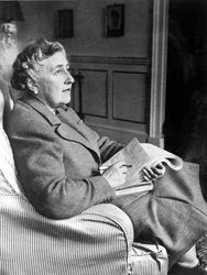 Agatha Christie, escritora inglesa de romances policiais, 9 de março de 1946