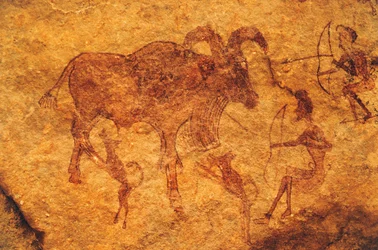 Arqueiros, cães e animal ungulado, pintura rupestre, Tassili n
