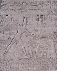 Esculturas na parede de um templo, Medinet Habu, Luxor, Egipto