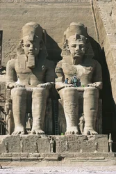 Figuras colossais de arenito entronizado Ramsés II