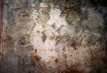 Afresco danificado com santos, igreja de Metamorfose Sotiros, Voutas, Creta, Grécia (foto)