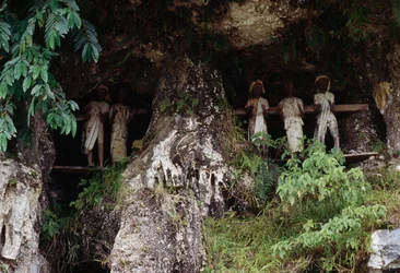 Nichos funerários com figuras mortuárias de Tau Tau, aldeia de Marrante, Tana Toraja, ilha de Sulawesi, Indonésia