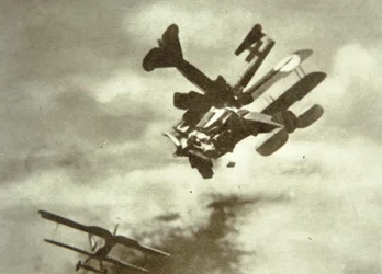 Aviões alemães e britânicos colidem no ar