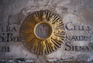 Inscrições e relevos representando Sol, cela do dormitório de São Bernardino, Convento de São Francisco, Fiesole, Toscana, Itália