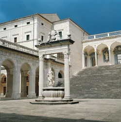 Itália, Região Lazio, Província de Frosinone, Cassino, Abadia de Monte Cassino, escadaria principal e poço