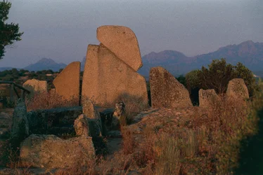 Itália, Sardenha, Arzachena, província de Olbia-Tempio, túmulo de Li Longhi Giants, vista traseira