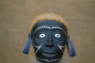 Cabeça masculina com brincos, escultura