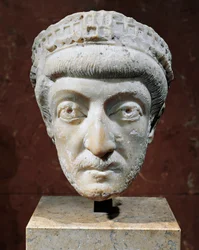 Cabeça de mármore do imperador romano do Oriente Teodósio II