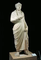 Estátua de mármore do imperador Juliano, o Apóstata, usando toga de filósofo grego e coroa de sacerdote pagão