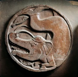 Medalhão com animal marinho de cabeça de elefante devorando peixes, relevo de Stupa de Bharhut, monumento budista, Madhya Pradesh, Índia, Civilização Indiana, século II a.C.
