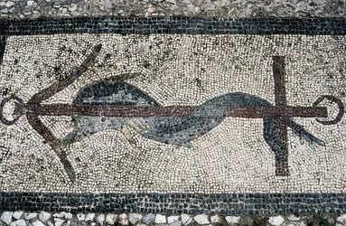 Mosaico representando golfinhos e âncoras, ilha de Delos (Património Mundial da UNESCO
