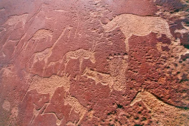 Namíbia, Damaraland Wilderness Area, Twyfelfontein, Brandberg Mountains, gravuras rupestres da Idade da Pedra