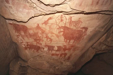 Pintura representando cenas de caça, arte rupestre sahariana, Enneri Tougwi, Tibesti, Chade