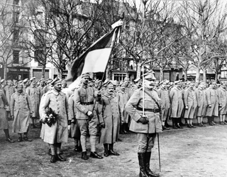 Soldados polacos do "Exército Azul" preparam-se para uma marcha pela vitória em Paris