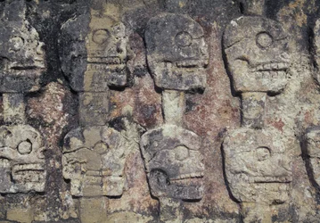 Relevo representando crânios humanos, detalhe do Tzompantli, ou Parede de Crânios, sítio arqueológico de Chichen Itza (Patrimônio Mundial da UNESCO)