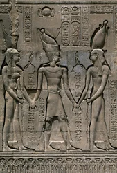 Alívio com Tutmés III e Deuses Heka e Khnum, Fachada do Salão do Hipostilo do Templo de Khnum, Esna, Egito, Civilização egípcia, Detalhe com Faraó