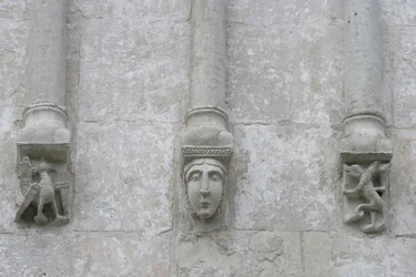 Rússia, Vladimir, Bogolyubovo. Decorações esculpidas da Igreja de Intercessão da Virgem Santa no Rio Nerl