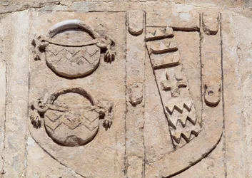 Espanha, Castilla-La Mancha, Cerro de San Cristobal, Belmonte, Castelo de Belmonte, Detalhe arquitetônico mostrando o brasão do Marquês de Villena