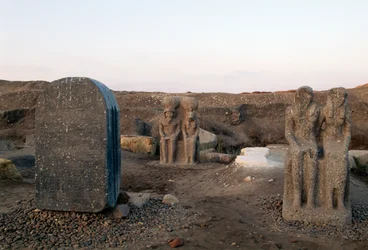 Estátuas representando duas divindades, escavações arqueológicas em Buto (Tell el-Farain), Egito, civilização egípcia