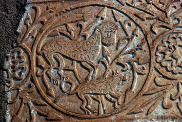 Relevo de pedra representando animais fantásticos, igreja da Dormição da Virgem (Panagia Skripou), Orchomenus, Boeotia, Grécia, século IX (foto)