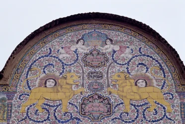 Sol e leão, emblema real da dinastia Qajar, decoração de azulejos policromos em frente à casa de Qavam também conhecida como Narenjestan e Ghavam