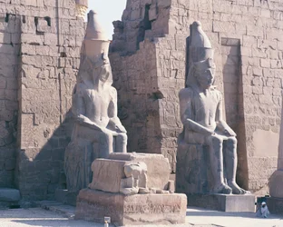 Templo de Luxor, pilão de Ramsés II, duas estátuas colossais do rei