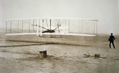 Os irmãos Wright fazem o seu primeiro voo motorizado