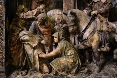Peça de altar, painel central, detalhe, o desmaio da Virgem (pedra pintada)