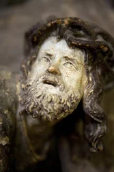 Peça de altar, painel esquerdo, detalhe, O porte da cruz (pedra pintada)