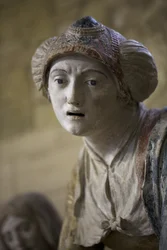 Mulher santa em um capô (pedra pintada)