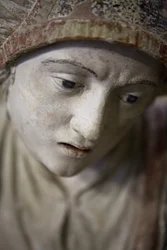 Mulher santa em um capô (pedra pintada)