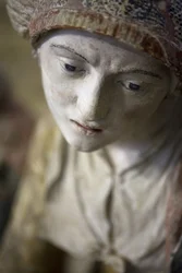 Mulher santa em um capô (pedra pintada)