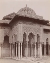 [Pátio dos Leões, Alhambra, Granada], 1880-90.
