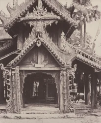 Pugahm Myo: entrada esculpida no pátio de Shwe Zeegong Pagoda