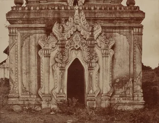 Tsagain Myo: Entrada de um pequeno pagode