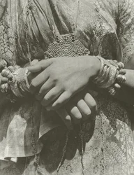 Mãos de uma senhora Kandyan (foto a p/b)