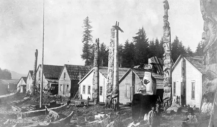 Vila indígena em Howkan, Alaska, 1896