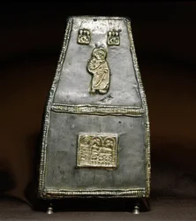 Arqueologia da Idade Média (Idade Média). Arte Bárbara da Lombardia: Caixa de prata para receber relíquias (relicário). Arte Lombarda, século VIII - IX. O dinheiro. Cividale del Friuli, Museu Chretien, tesouro da catedral.